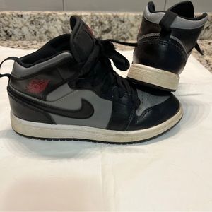 Size 1.5 - Jordan 1 Mid Shadow